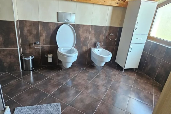 Shtepi me qera Vila Luksoze ne Tirane, 6+1, Mobilimi E mobiluar, Pagesa 2,500  Euro.