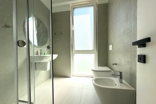 Shtepi me qera Apartament ne Tirane, 3+1, Mobilimi E mobiluar, Pagesa 2,000  Euro.