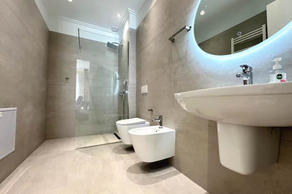 Shtepi me qera Apartament ne Tirane, 3+1, Mobilimi E mobiluar, Pagesa 2,000  Euro.