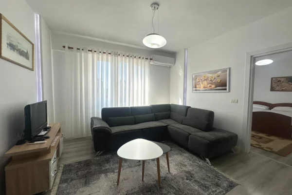 Shtepi me qera Apartament ne Tirane, 2+1, Mobilimi E mobiluar, Pagesa 700  Euro.