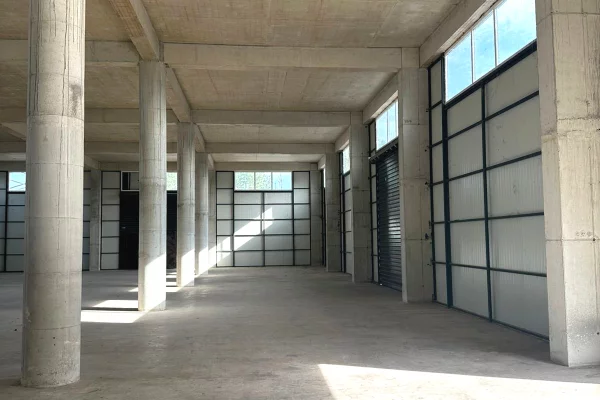  Jepet me Qira Godinë Industriale 2-Katëshe – Kashar