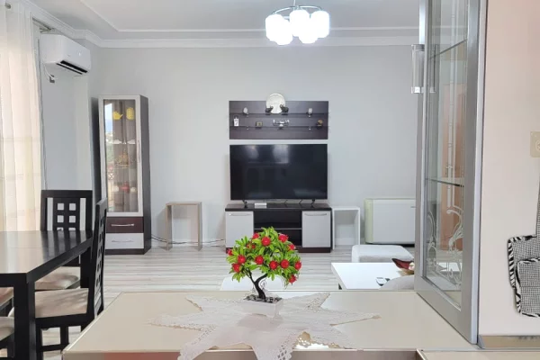 Shtepi me qera Apartament ne Tirane, 2+1, Mobilimi E mobiluar, Pagesa 900  Euro.