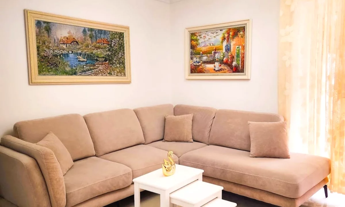 Shtepi me qera Apartament ne Tirane, 3+1, Mobilimi E mobiluar, Pagesa 90,000  Leke.