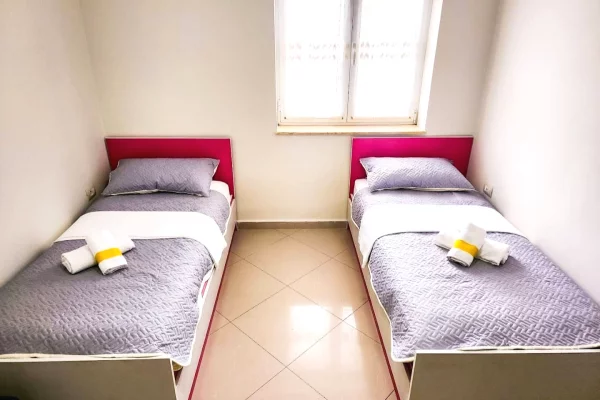 Shtepi me qera Apartament ne Tirane, 3+1, Mobilimi E mobiluar, Pagesa 90,000  Leke.