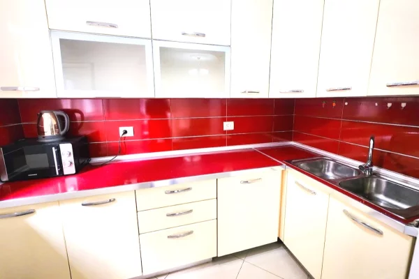 Shtepi me qera Apartament ne Tirane, 3+1, Mobilimi E mobiluar, Pagesa 90,000  Leke.