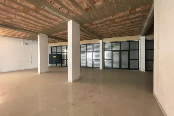 🏢 Ambient 1100 m² me qira – Tek Mbikalimi i Komunës së Parisit