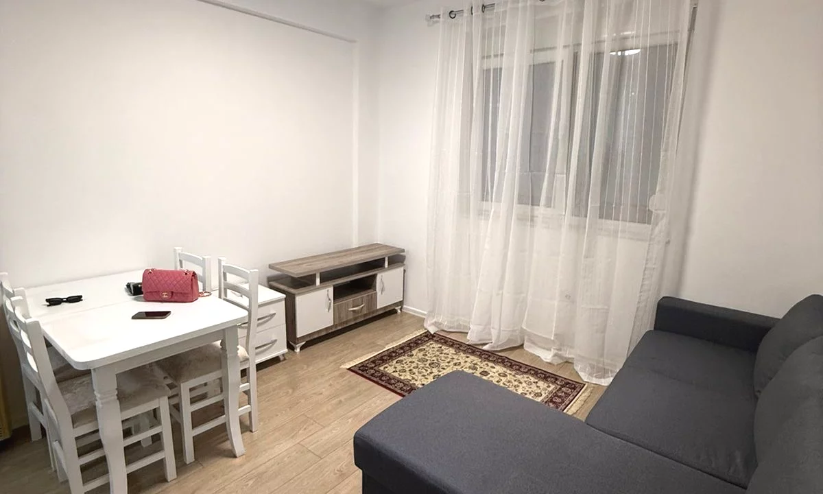 Shtepi me qera Apartament ne Tirane, 1+1, Mobilimi E mobiluar, Pagesa 500  Euro.