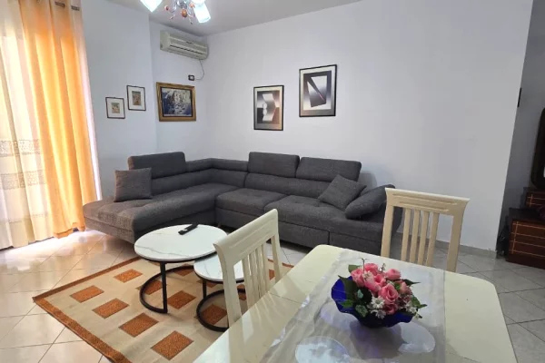 Shtepi me qera Apartament ne Tirane, 2+1, Mobilimi E mobiluar, Pagesa 500  Euro.