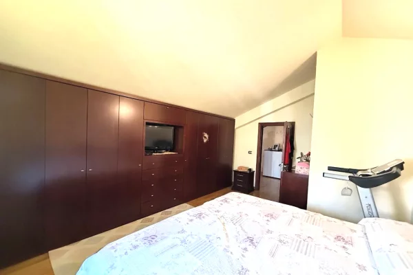 Shtepi me qera Penthose(kati i fundit panoramik) ne Tirane, 3+1, Mobilimi E mobiluar, Pagesa 1,500  Euro.