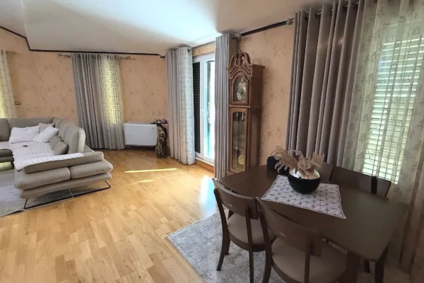 Shtepi me qera Penthose(kati i fundit panoramik) ne Tirane, 3+1, Mobilimi E mobiluar, Pagesa 1,500  Euro.