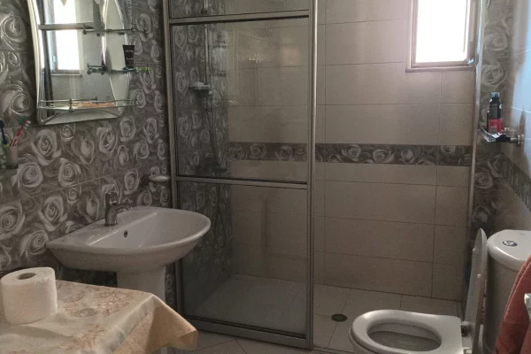 Shtepi me qera Apartament ne Tirane, 2+1, Mobilimi E mobiluar, Pagesa 700  Euro.