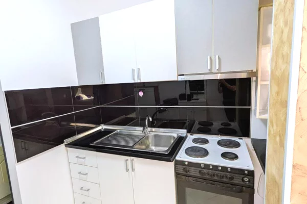 Shtepi me qera Apartament ne Tirane, Garsoniere, Mobilimi E mobiluar, Pagesa 500  Euro.