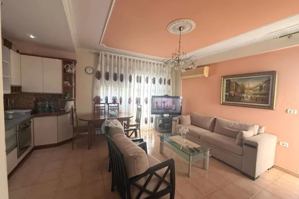 Appartamento in vendita a Tirana 2+1, Arredato