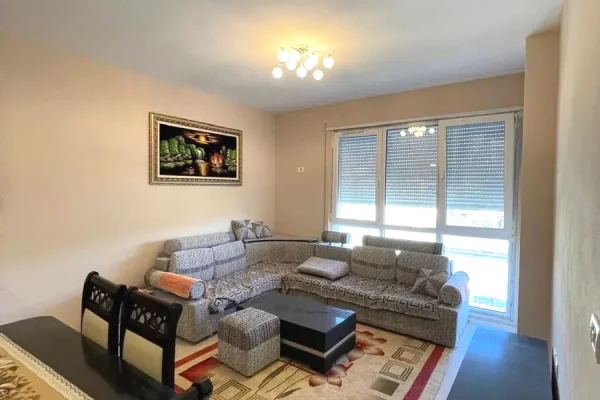 Shtepi ne shitje Apartament ne Tirane, 3+1, Mobilimi E mobiluar, Pagesa 150,000  Euro.