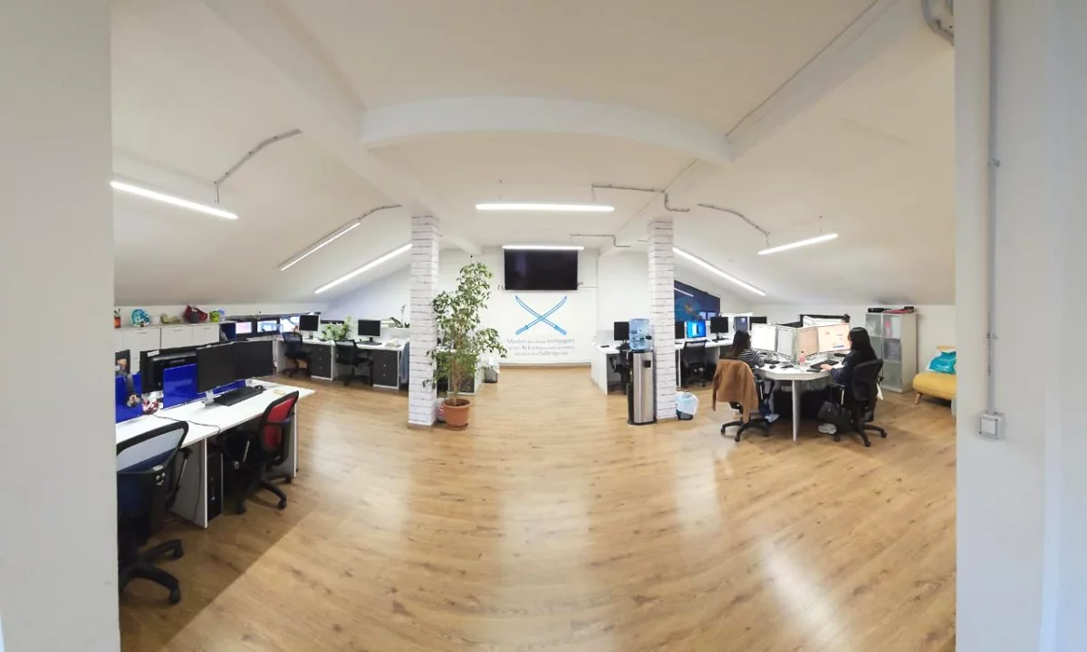 Jepet me qira ambient zyre (pjese vile) – Bllok, prane Juvenilja