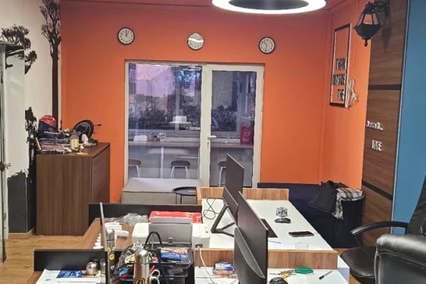 Jepet me qira ambient zyre (pjese vile) – Bllok, prane Juvenilja