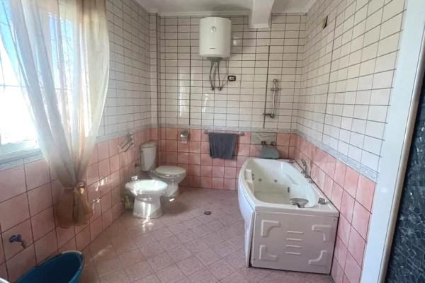 Shtepi ne shitje Shtepi Private ne Berat, 7+1, Mobilimi Pjeserisht e mobiluar, Pagesa 256,000  Euro.