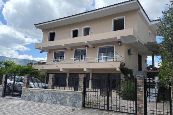 Shtepi ne shitje 7+1 ne Berat - 256,000 Euro