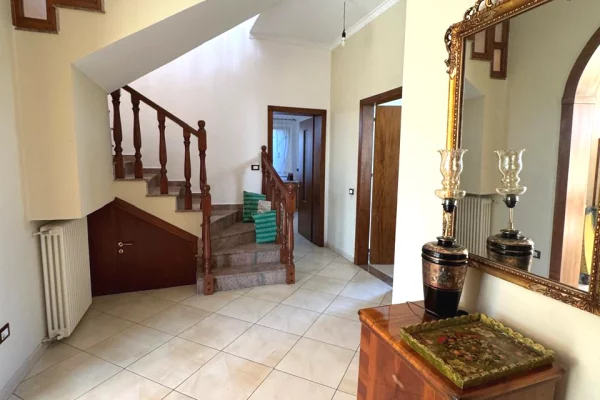 Shtepi ne shitje Vila Luksoze ne Kavaje, 3+1, Mobilimi E mobiluar, Pagesa 200,000  Euro.