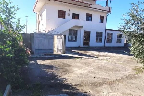 Shtepi ne shitje Shtepi Private ne Kavaje, 3+1, Mobilimi E mobiluar, Pagesa 300,000  Euro.