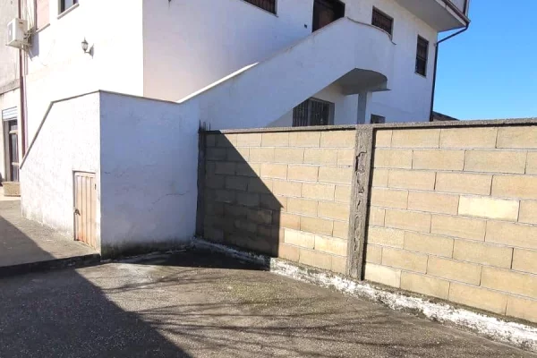 Shtepi ne shitje Shtepi Private ne Kavaje, 3+1, Mobilimi E mobiluar, Pagesa 300,000  Euro.