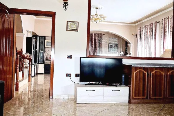 Shtepi ne shitje Shtepi Private ne Kavaje, 3+1, Mobilimi E mobiluar, Pagesa 300,000  Euro.