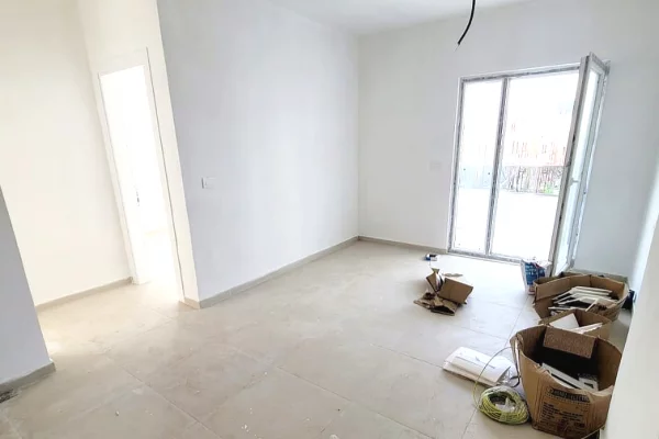 Shtepi ne shitje Apartament ne Kavaje, 2+1, Mobilimi Bosh, pa mobiluar, Pagesa 102,000  Euro.