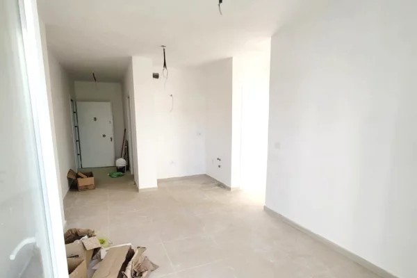 Shtepi ne shitje Apartament ne Kavaje, 2+1, Mobilimi Bosh, pa mobiluar, Pagesa 102,000  Euro.