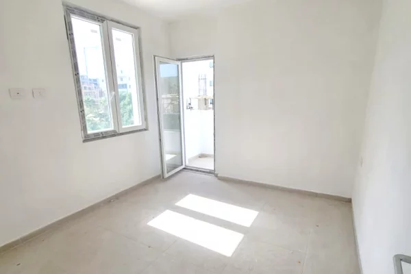 Shtepi ne shitje Apartament ne Kavaje, 2+1, Mobilimi Bosh, pa mobiluar, Pagesa 102,000  Euro.