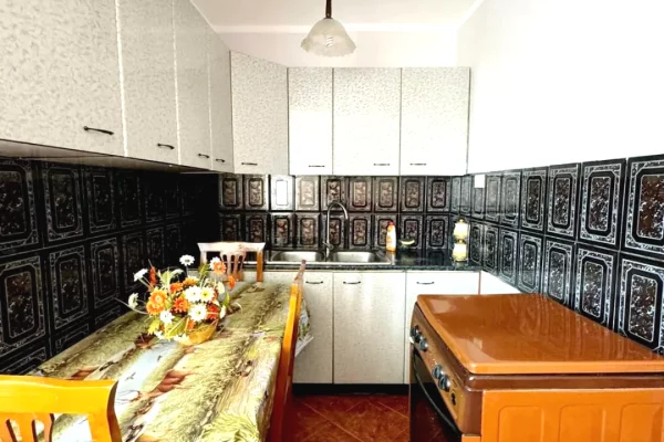 Shtepi ne shitje Apartament ne Kavaje, 2+1, Mobilimi E mobiluar, Pagesa 50,000  Euro.