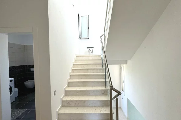 Shtepi ne shitje Vila Luksoze ne Kavaje, 4+1, Mobilimi E mobiluar, Pagesa 650,000  Euro.