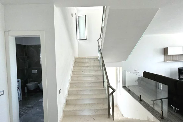 Shtepi ne shitje Vila Luksoze ne Kavaje, 4+1, Mobilimi E mobiluar, Pagesa 650,000  Euro.