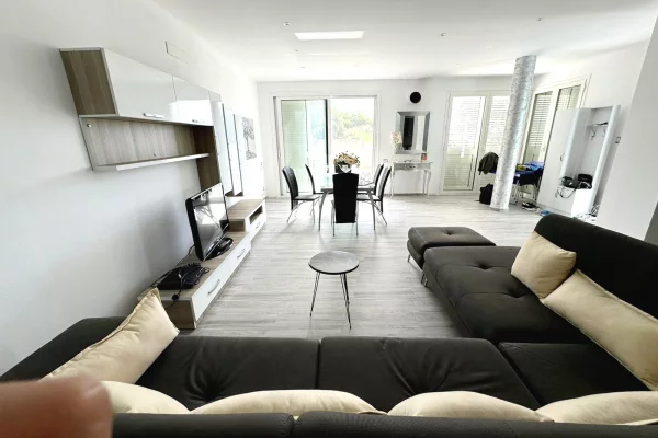 Shtepi ne shitje Vila Luksoze ne Kavaje, 4+1, Mobilimi E mobiluar, Pagesa 650,000  Euro.