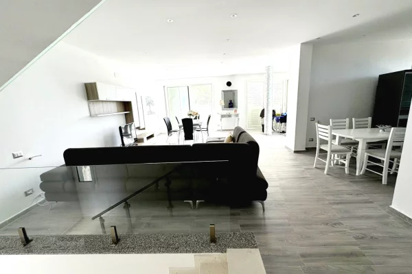 Shtepi ne shitje Vila Luksoze ne Kavaje, 4+1, Mobilimi E mobiluar, Pagesa 650,000  Euro.