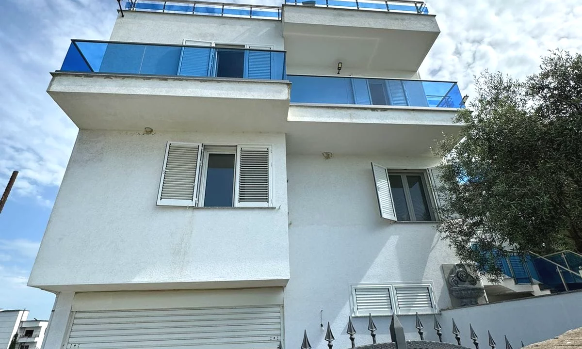 Shtepi ne shitje Vila Luksoze ne Kavaje, 4+1, Mobilimi E mobiluar, Pagesa 650,000  Euro.