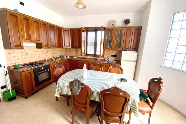 Shtepi ne shitje Shtepi Private ne Kavaje, 4+1, Mobilimi Pjeserisht e mobiluar, Pagesa 150,000  Euro.