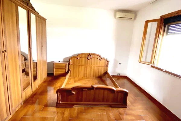 Shtepi ne shitje Shtepi Private ne Kavaje, 4+1, Mobilimi Pjeserisht e mobiluar, Pagesa 150,000  Euro.