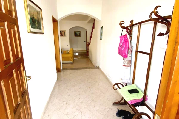 Shtepi ne shitje Shtepi Private ne Kavaje, 4+1, Mobilimi Pjeserisht e mobiluar, Pagesa 150,000  Euro.