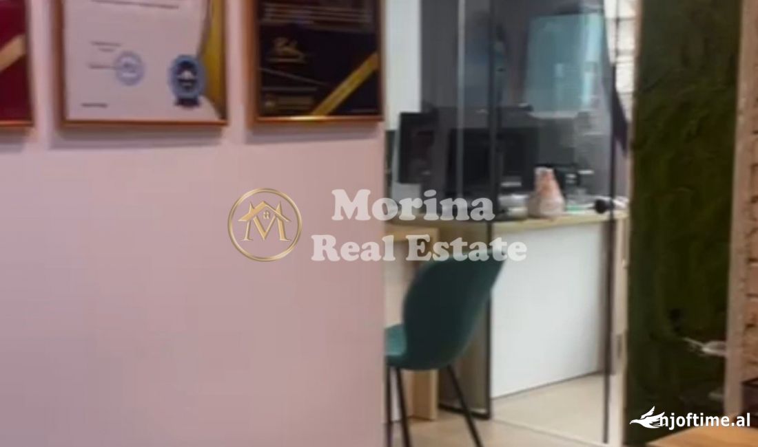 Shitet Ambient Biznesi/Dyqan, te Rruga Muhamet Gjollesha, 260000 Euro