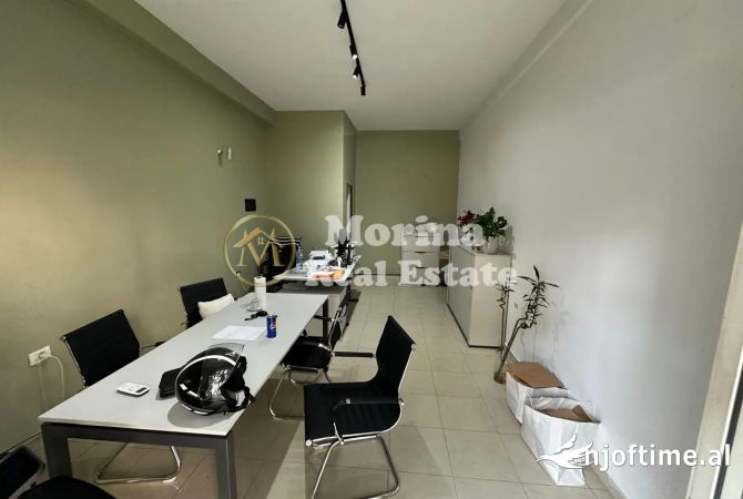 Ambiente Commerciale in Vendita 1+1 a Tirana - 100,000 Euro