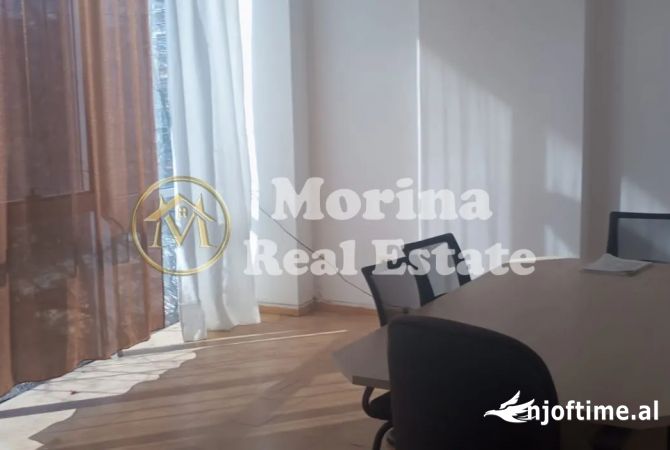 Ambiente Commerciale in Affitto 3+1 a Tirana - 360 Euro