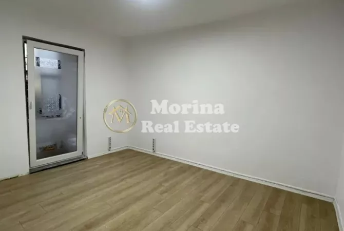 Qera, Ambient Biznesi,  Square 21, 500 euro/muaj.