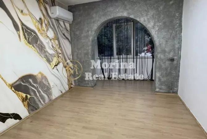 Qera, Ambient Biznesi,  Square 21, 500 euro/muaj.