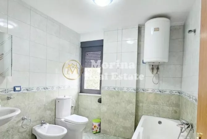 Qera, Ambient Biznesi,  Sheshi Skenderbej, 950 euro/muaj