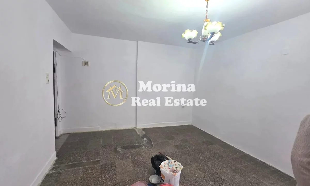 Shtepi ne shitje Apartament ne Tirane, Garsoniere, Mobilimi Bosh, pa mobiluar, Pagesa 67,000  Euro.
