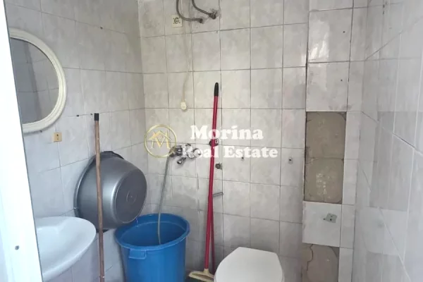 Shtepi ne shitje Apartament ne Tirane, Garsoniere, Mobilimi Bosh, pa mobiluar, Pagesa 67,000  Euro.