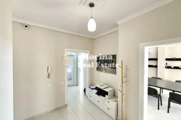 Qera, Ambient Biznesi ,mbi Qytet Studenti ,650 Euro/Muaj