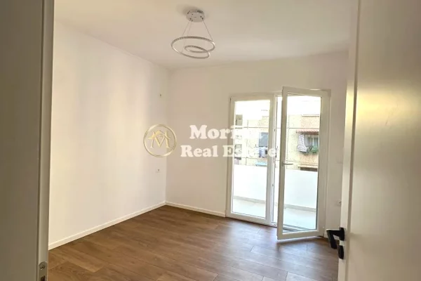 Shtepi ne shitje Apartament ne Tirane, 1+1, Mobilimi Bosh, pa mobiluar, Pagesa 95,000  Euro.