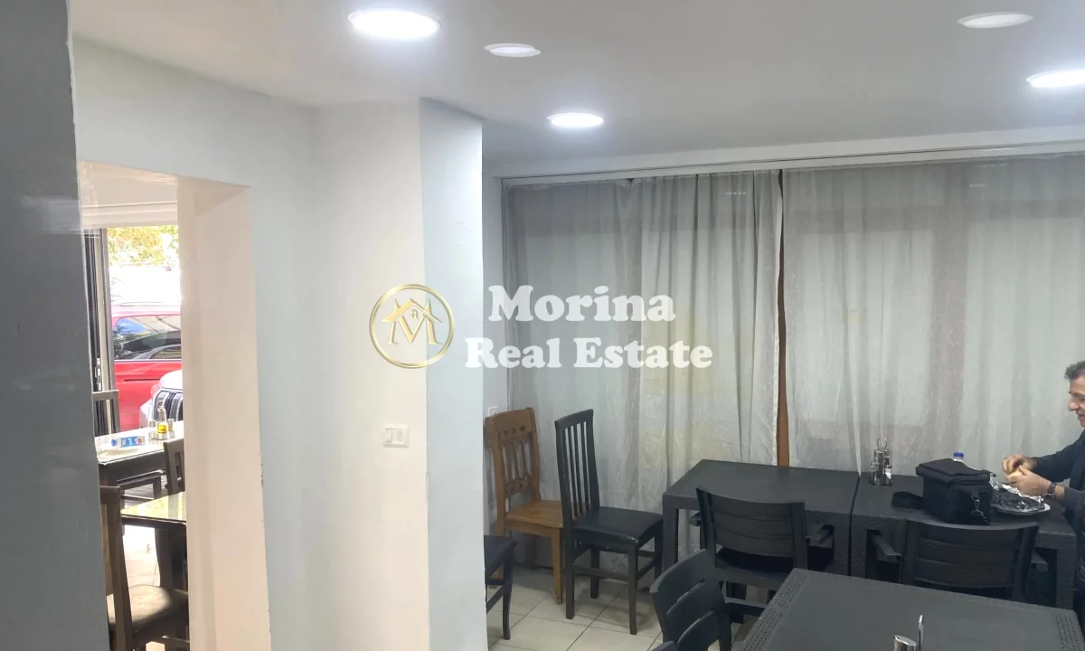 Shitje, Ambient Biznesi/dyqan, perballe me Kompleksin Delijorgji, Cmimi 150000 Euro.