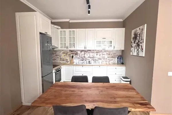 Shtepi me qera Apartament ne Tirane, 2+1, Mobilimi E mobiluar, Pagesa 900  Euro.